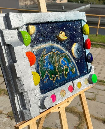 Widok z okna statku kosmicznego – Mixed media 3D, 40 × 50 cm, Danuta Kozak